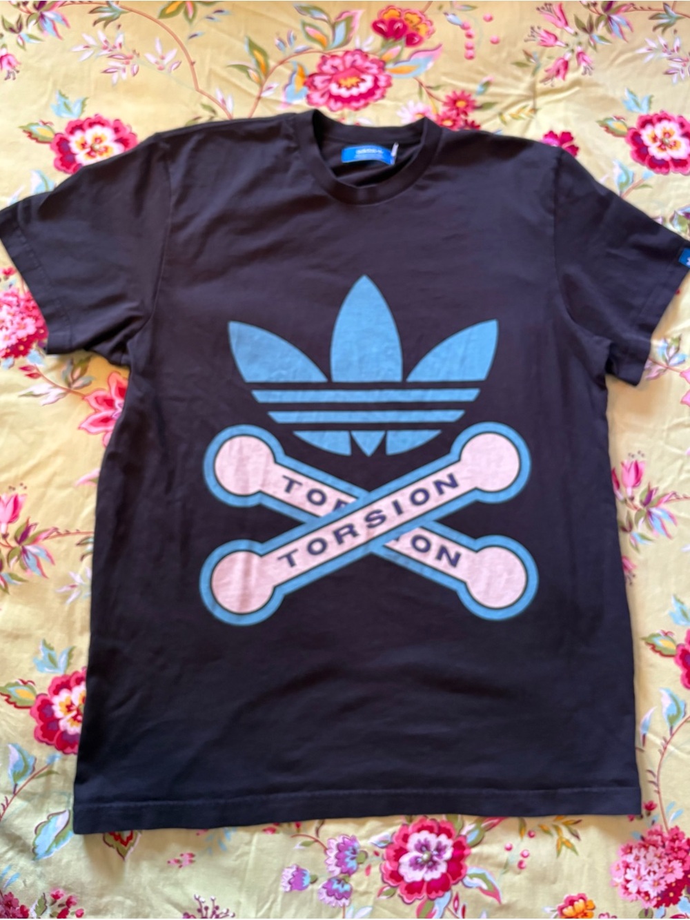 Adidas Torsion blue tag 2010 trefoil cross bones black tee men’s XL 28”x22” EUC